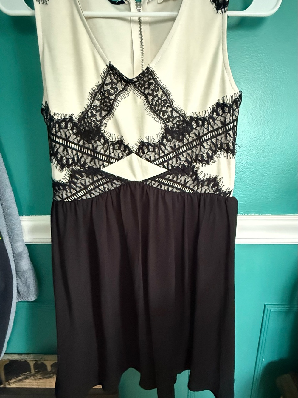 Sleeveless Lace-Accent Two-Tone Dress in Ivory and Black